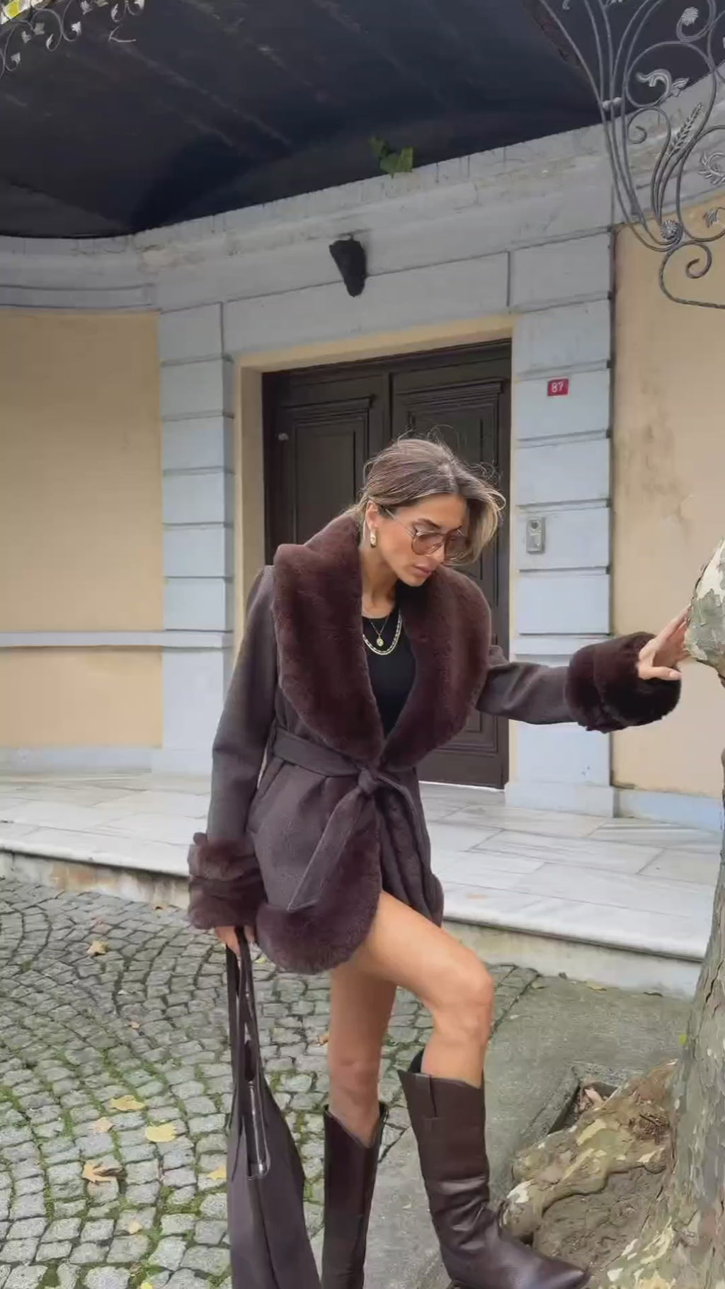 Saskia Suni Kürk Detaylı Kemerli Ceket – Kırmızı