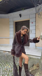 Saskia Suni Kürk Detaylı Kemerli Ceket – Kırmızı