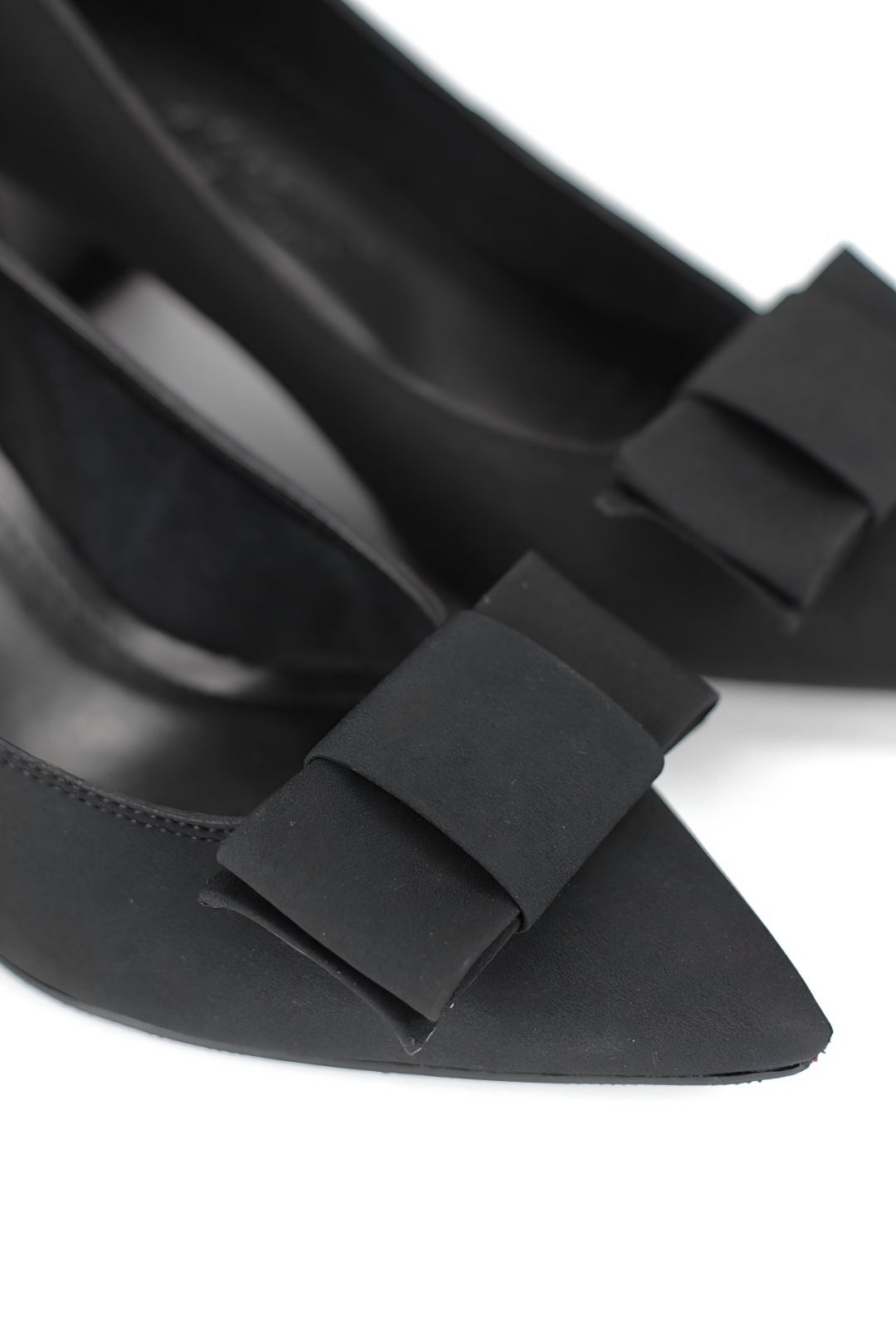 Benedita Esnek Yumuşak Kaymaz Taban (4 cm) Köşe Fiyonklu Kadın Kalın Topuklu Ayakkabı – Siyah Süet