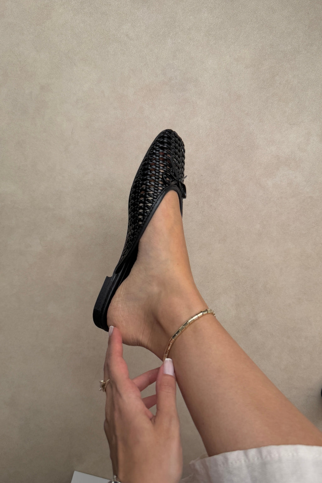 Elegant Women's Ballet Flats with Knitted Bow Detail - Black