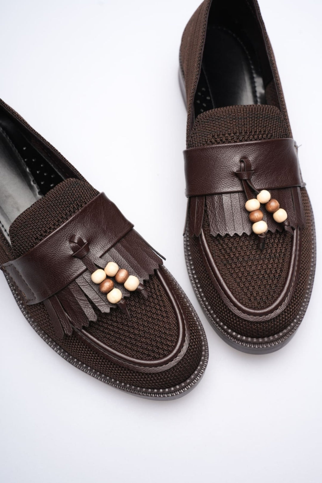 Boncuk Püskül Detaylı Triko Günlük Kadın Ayakkabı – Kaymaz Taban, Hafif ve Rahat – Acı Kahve