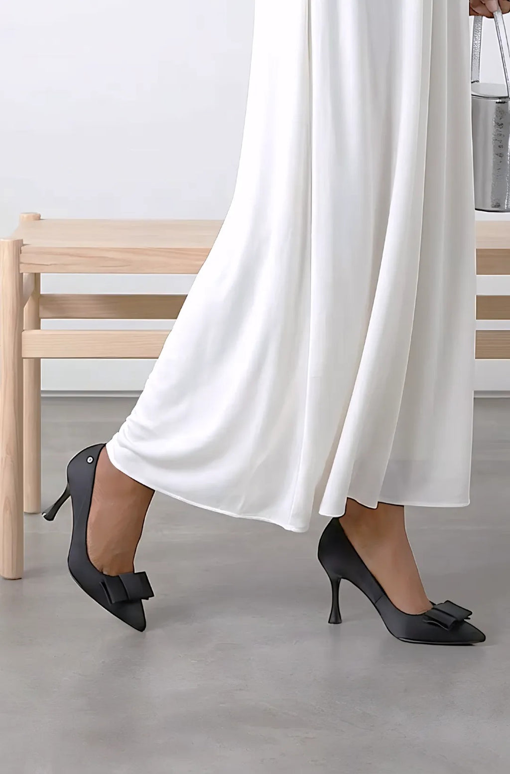 Polina Esnek Yumuşak Kaymaz Taban (8 cm) Siyah Rugan Köşe Fiyonk Kadın Topuklu Ayakkabı – Siyah Süet