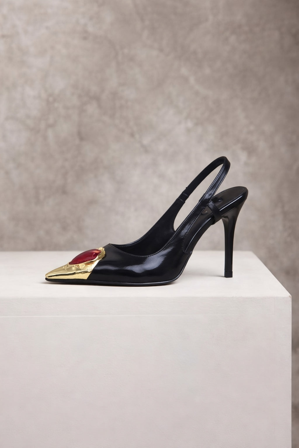 Noir Glam Gold Aksesuarlı Rugan Stiletto