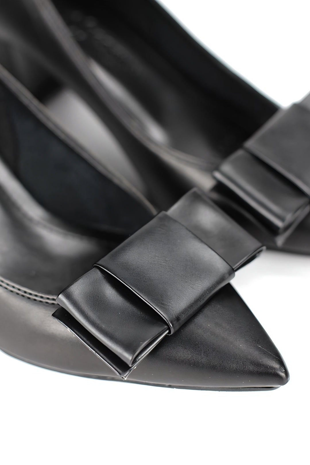 Benedita Esnek Yumuşak Kaymaz Taban (4 cm) Köşe Fiyonklu Kadın Kalın Topuklu Ayakkabı – Siyah Cilt