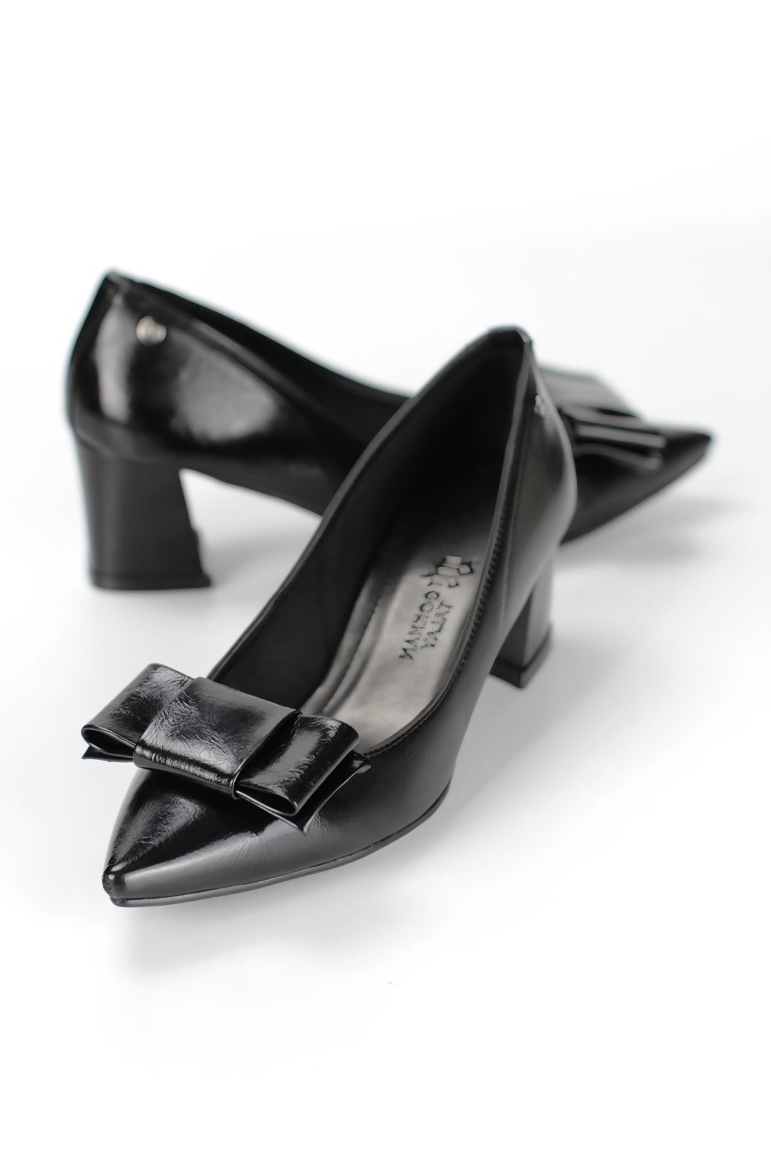 Benedita Esnek Yumuşak Kaymaz Taban (4 cm) Köşe Fiyonklu Kadın Kalın Topuklu Ayakkabı – Siyah Rugan