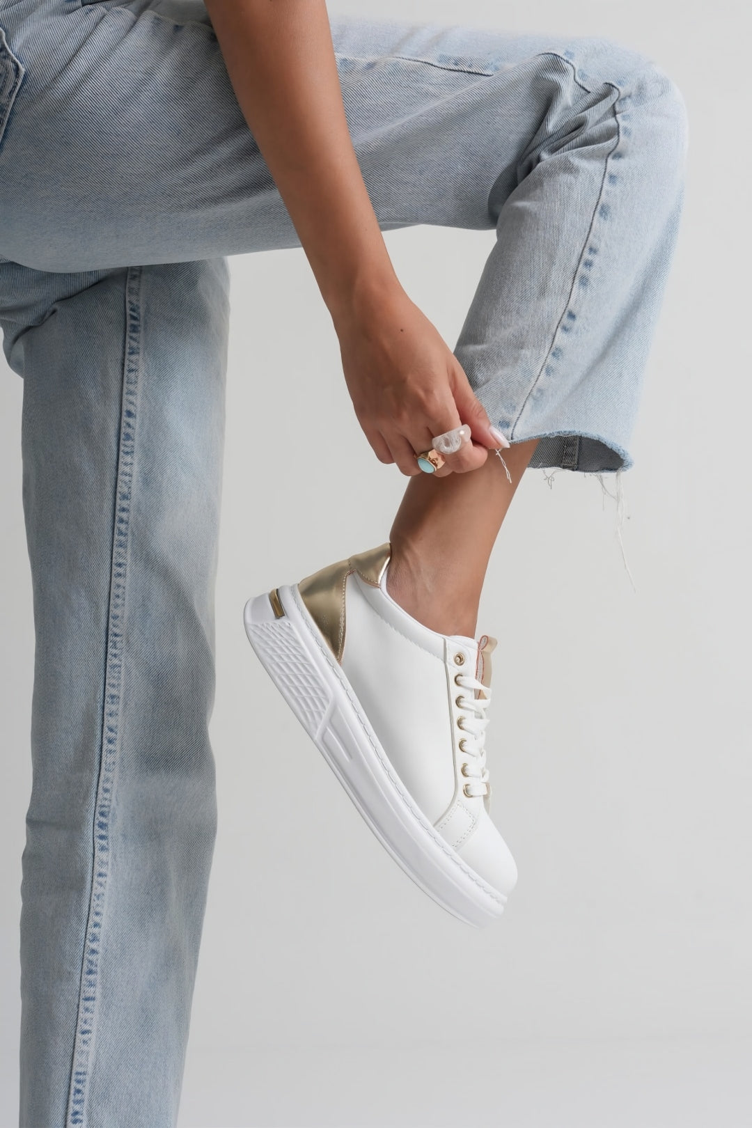 Altın Ayna Garnili Beyaz Kadın Sneaker Ortopedik Taban (4 cm)