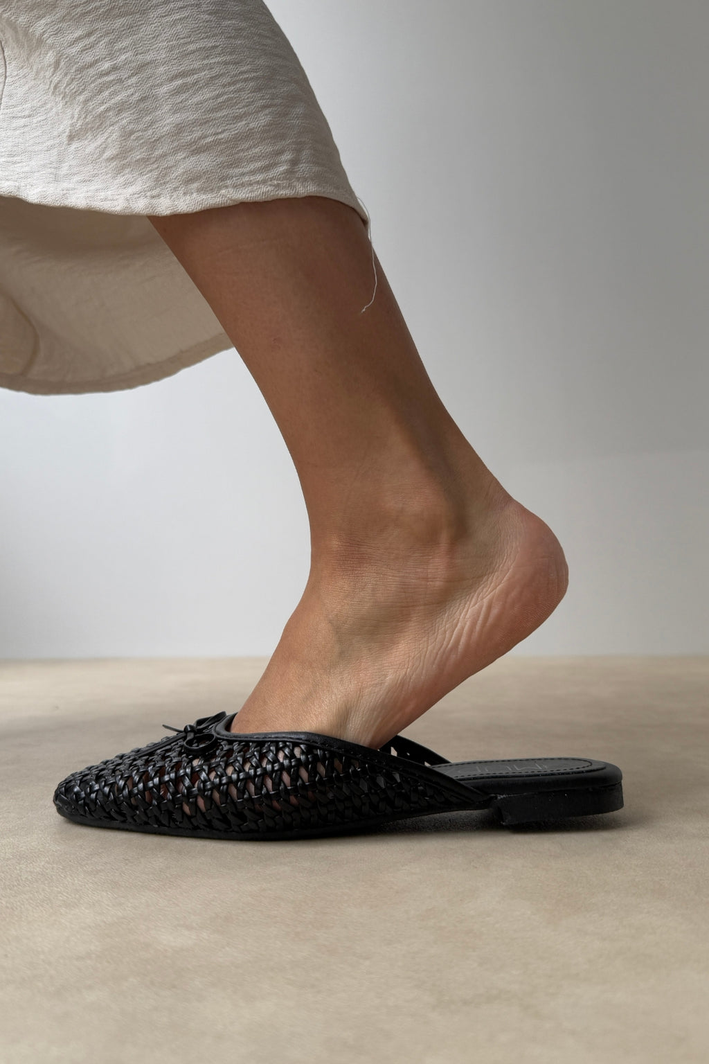 Elegant Women's Ballet Flats with Knitted Bow Detail - Black