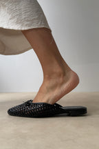 Elegant Women's Ballet Flats with Knitted Bow Detail - Black