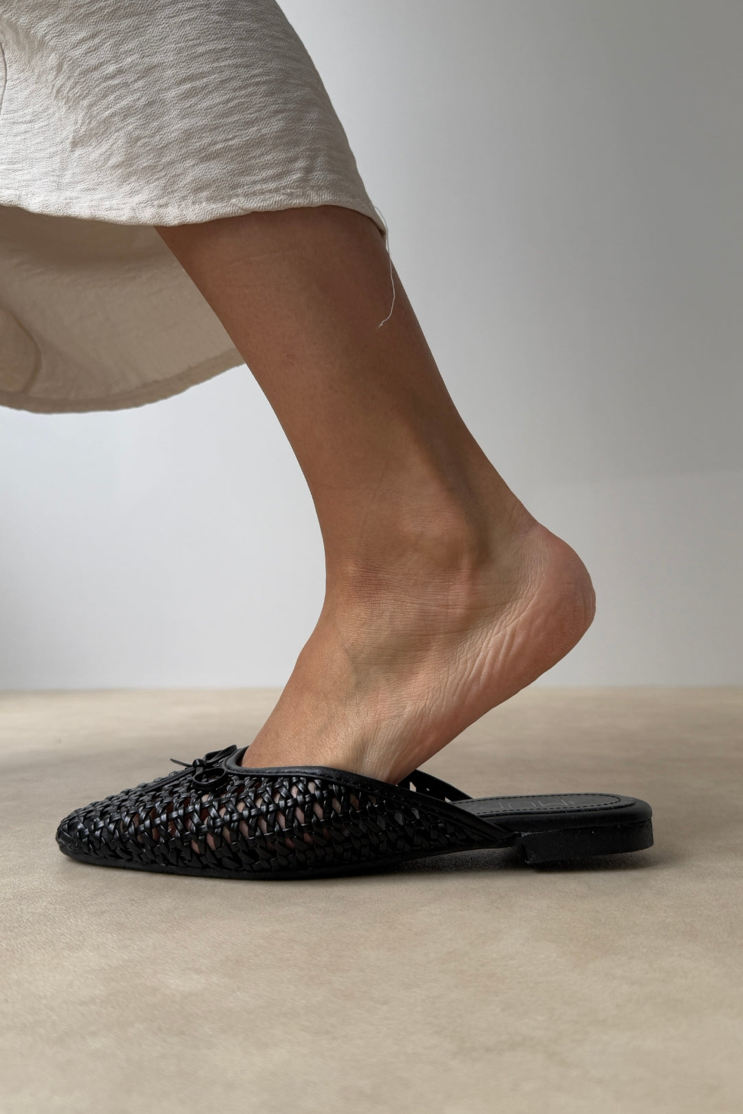 Elegant Women's Ballet Flats with Knitted Bow Detail - Black