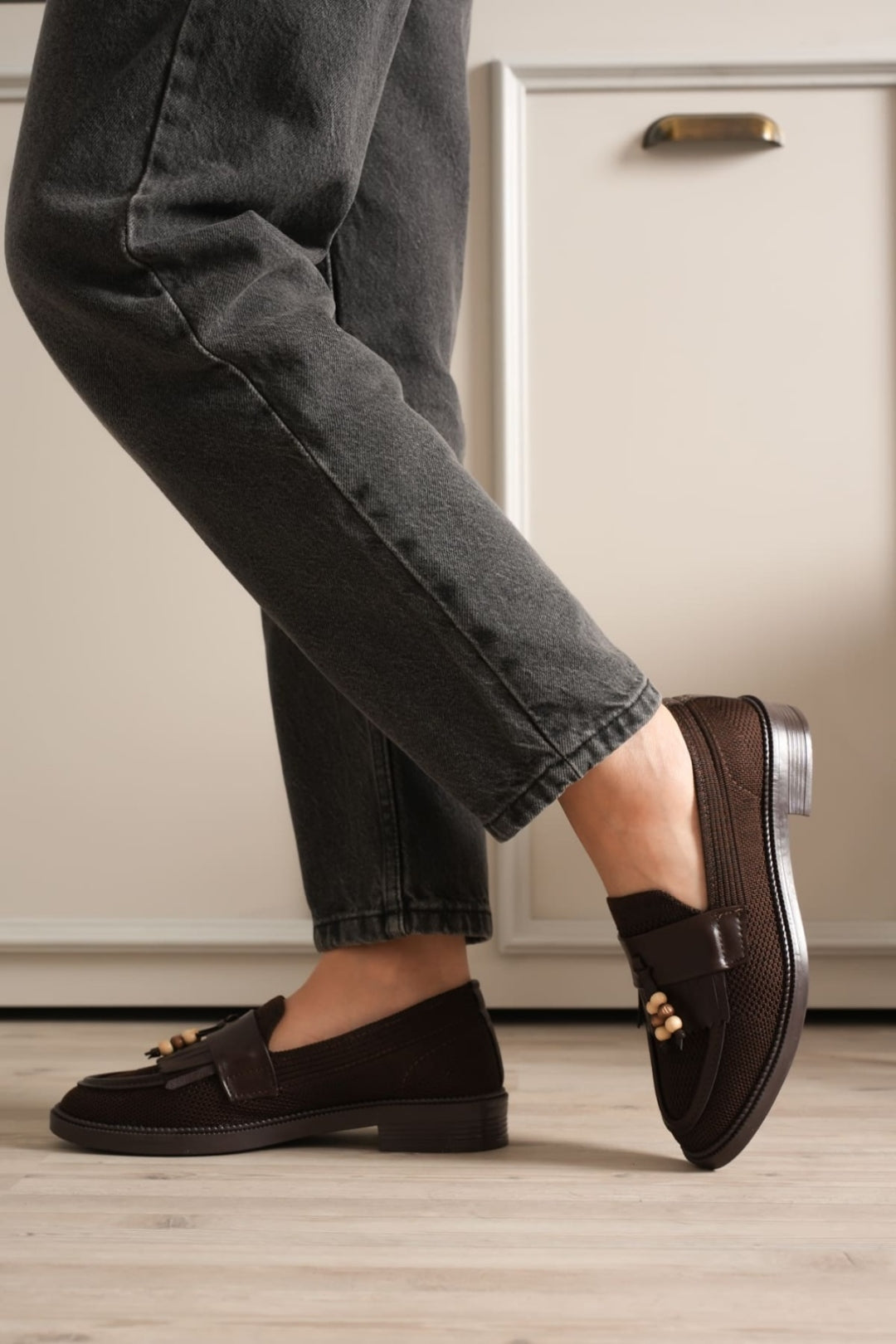 Boncuk Püskül Detaylı Triko Günlük Kadın Ayakkabı – Kaymaz Taban, Hafif ve Rahat – Acı Kahve