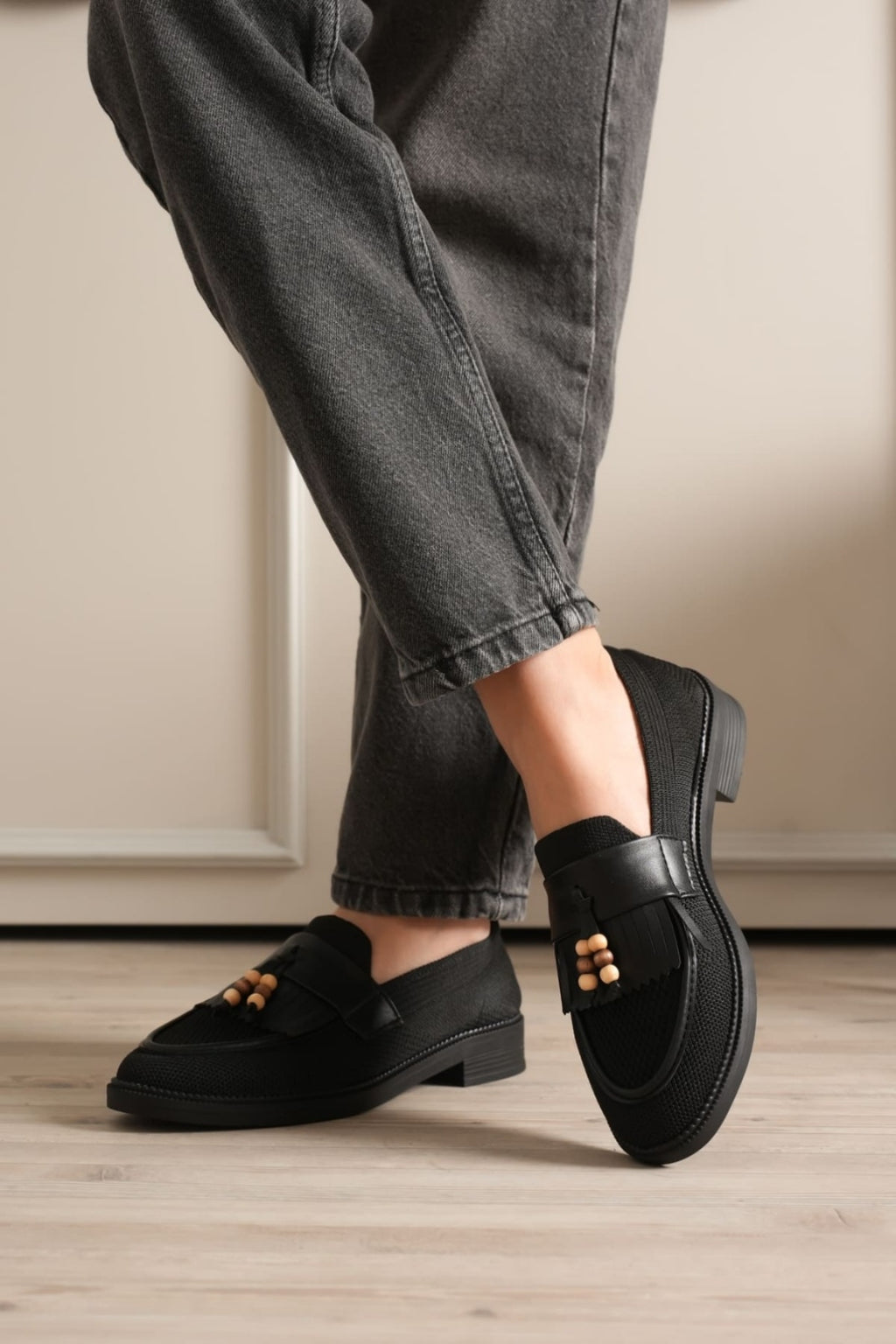 Boncuk Püskül Detaylı Triko Günlük Kadın Ayakkabı – Kaymaz Taban, Hafif ve Rahat – Siyah