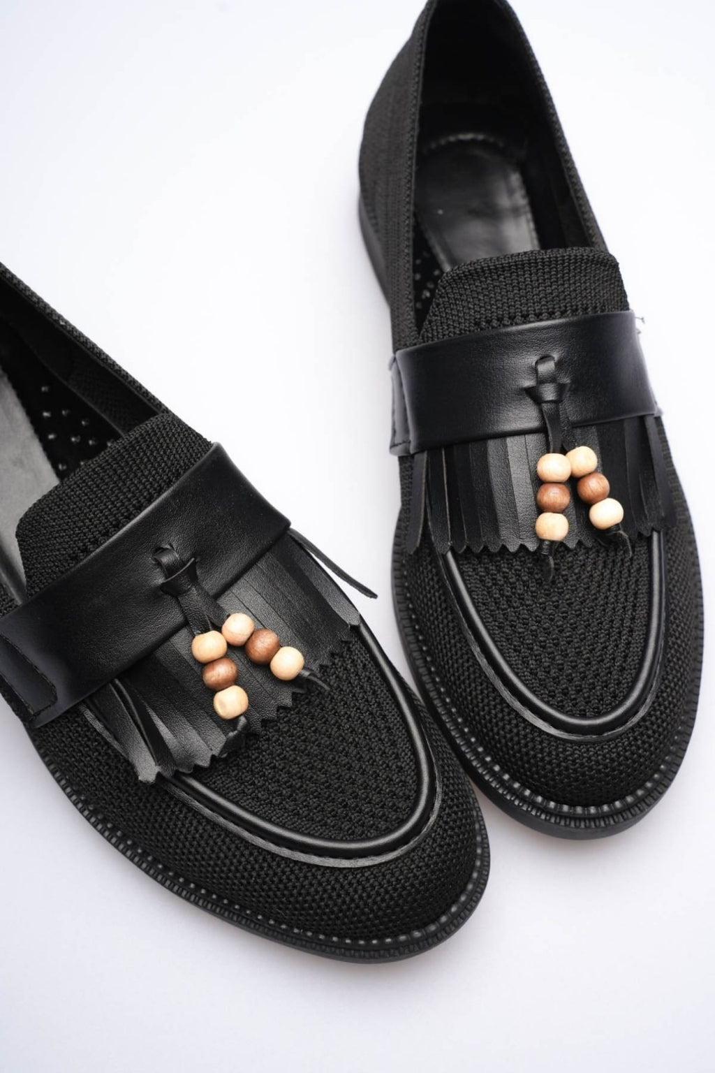 Boncuk Püskül Detaylı Triko Günlük Kadın Ayakkabı – Kaymaz Taban, Hafif ve Rahat – Siyah