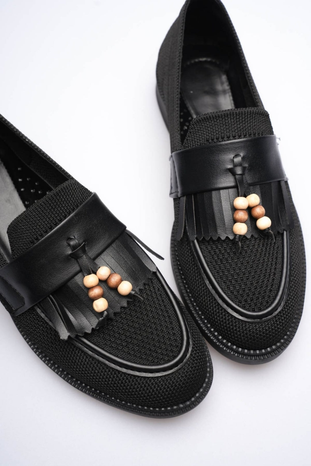 Boncuk Püskül Detaylı Triko Günlük Kadın Ayakkabı – Kaymaz Taban, Hafif ve Rahat – Siyah