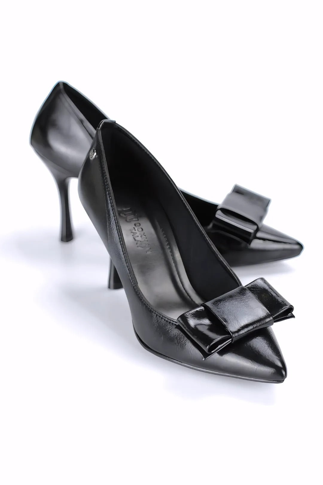 Polina Esnek Yumuşak Kaymaz Taban (8 cm) Siyah Rugan Köşe Fiyonk Kadın Topuklu Ayakkabı – Siyah Rugan