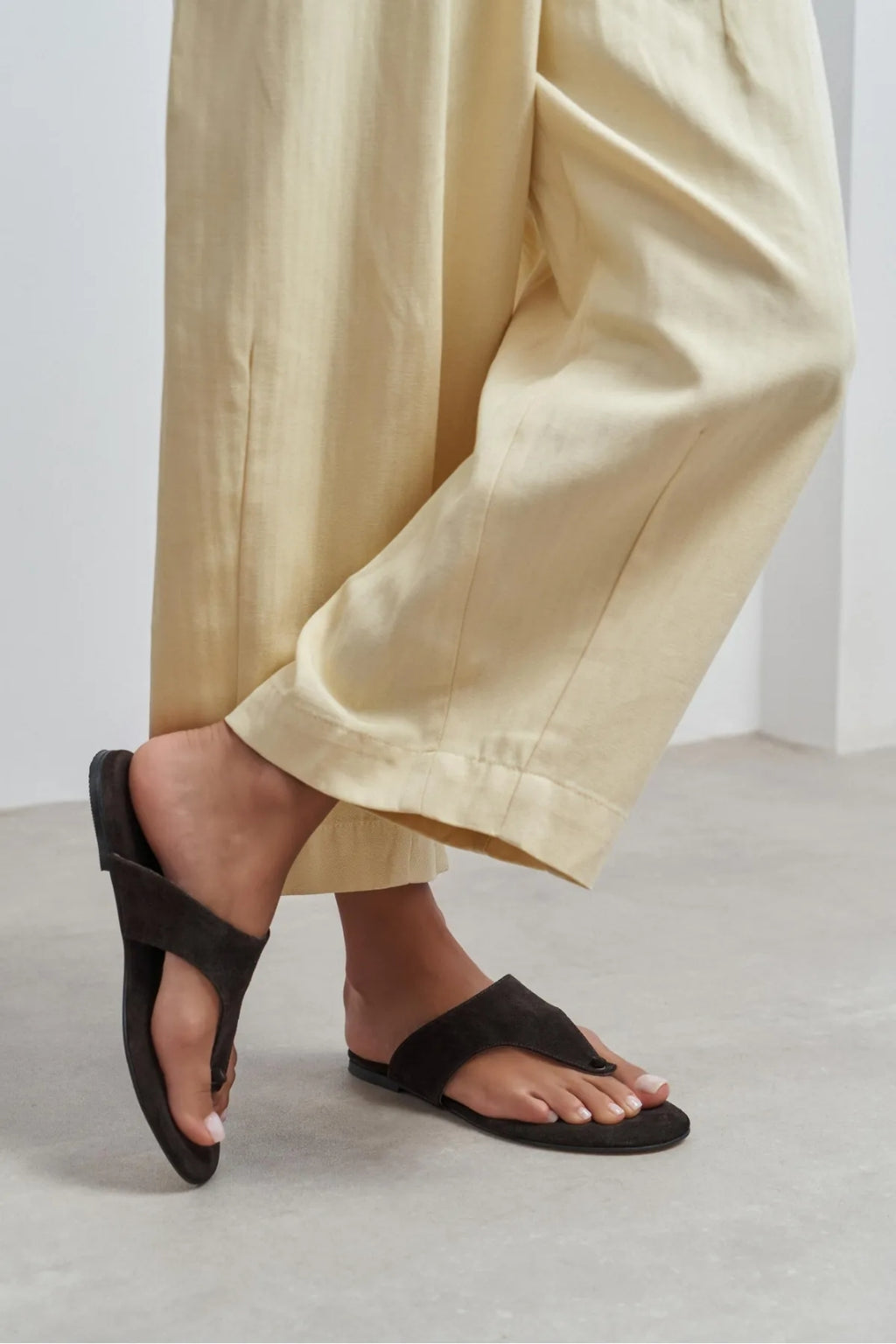 Ravello Handcrafted Genuine Leather Toe-Ring Sandals — Red Suede