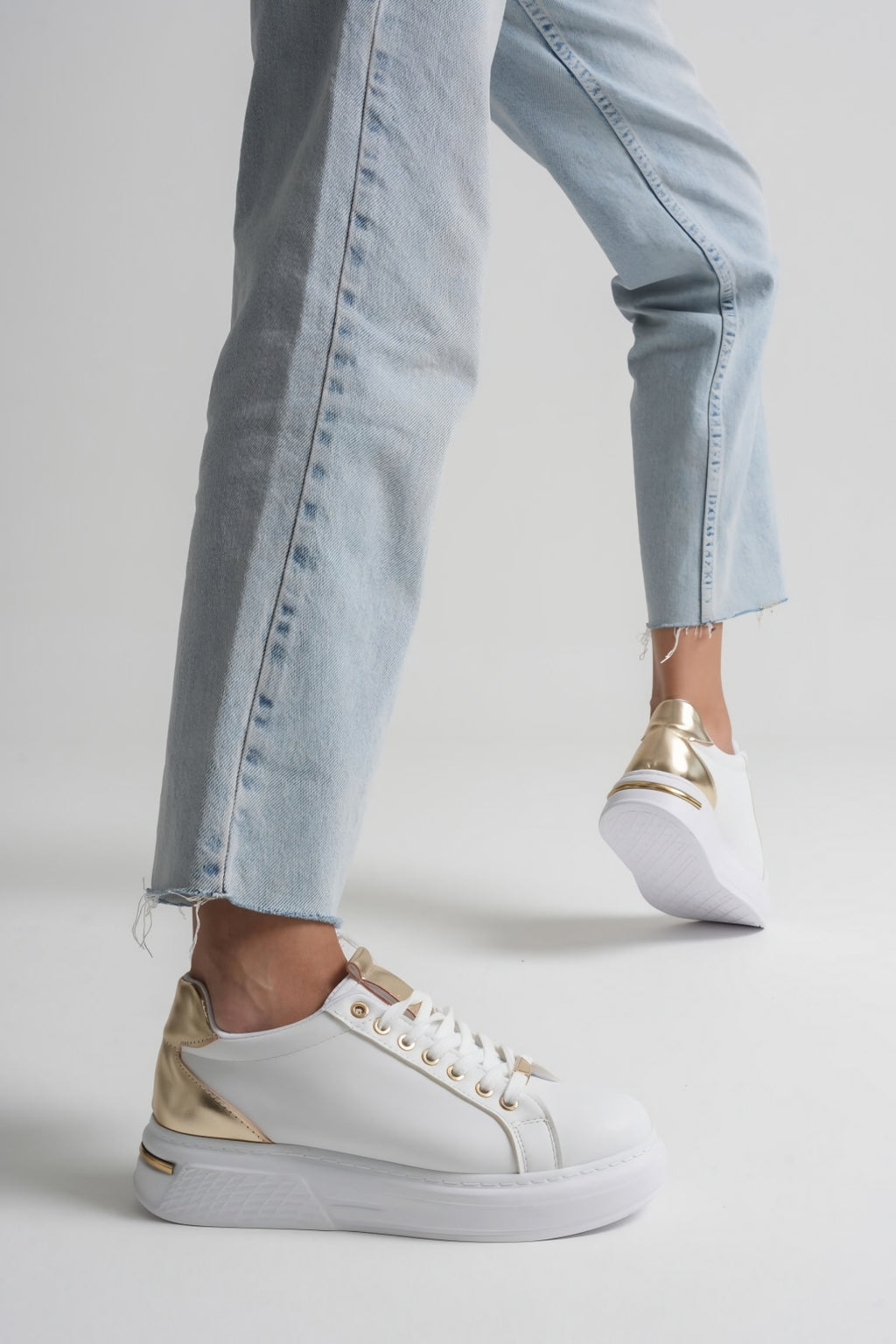 Altın Ayna Garnili Beyaz Kadın Sneaker Ortopedik Taban (4 cm)